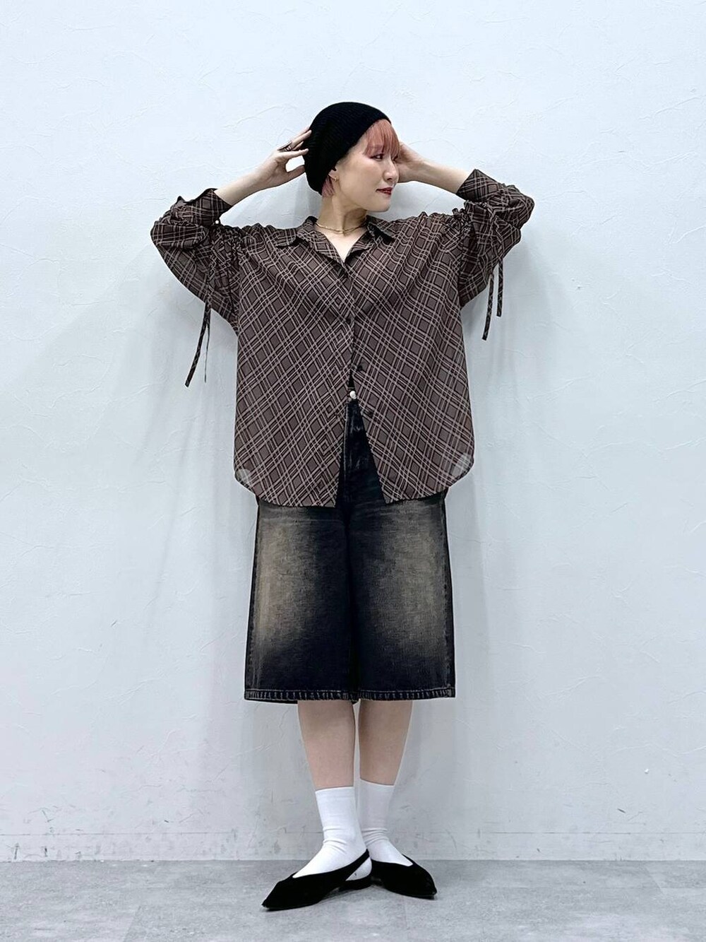 ブラック系のデニムパンツ、ブラウン系のシャツ/ブラウスを着用したレディースの春コーディネートの2枚目の写真