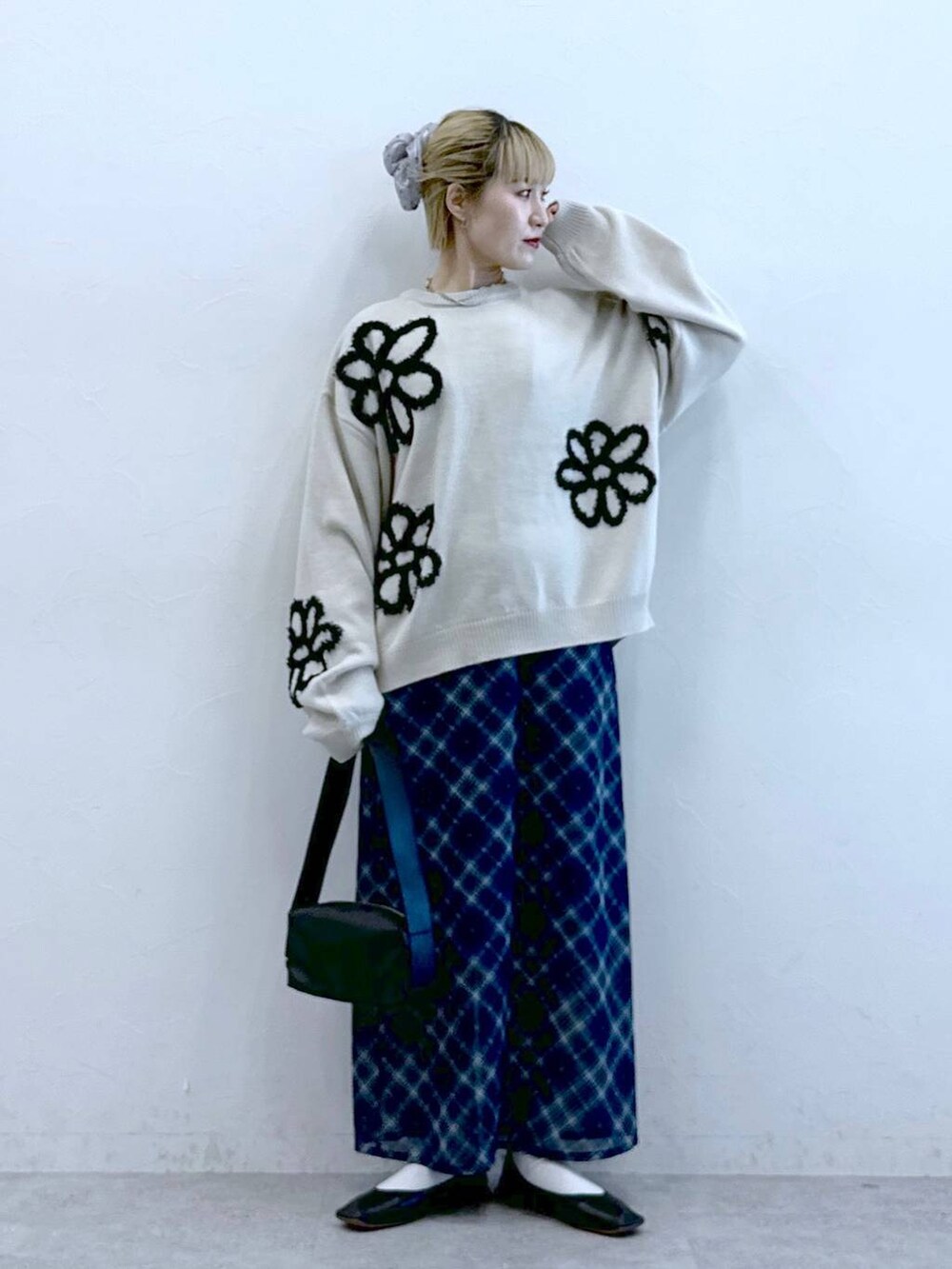 ブラック系のショルダーバッグ、ブルー系のスカートを着用したレディースの冬コーディネートの3枚目の写真