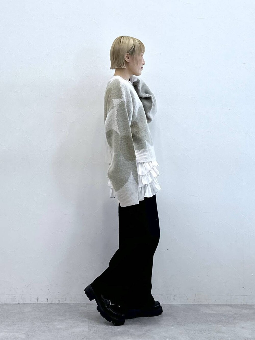 ブラック系のデニムパンツ、その他のローファー、ホワイト系のニット/セーターを着用したレディースの秋コーディネートの4枚目の写真