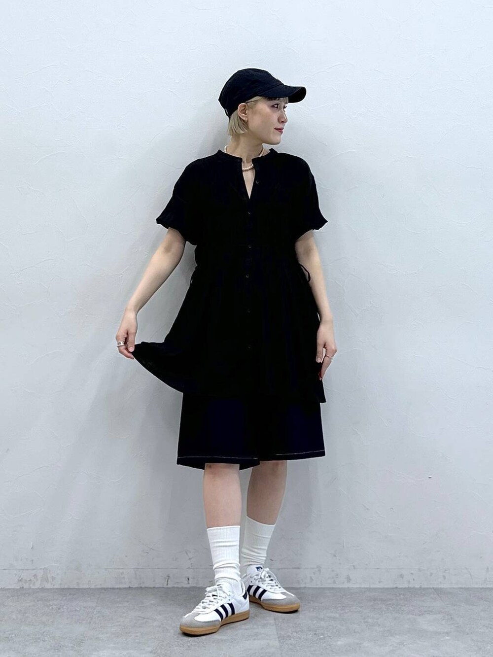 ブラック系のシャツ/ブラウス、ブルー系のデニムパンツを着用したレディースの夏コーディネートの2枚目の写真