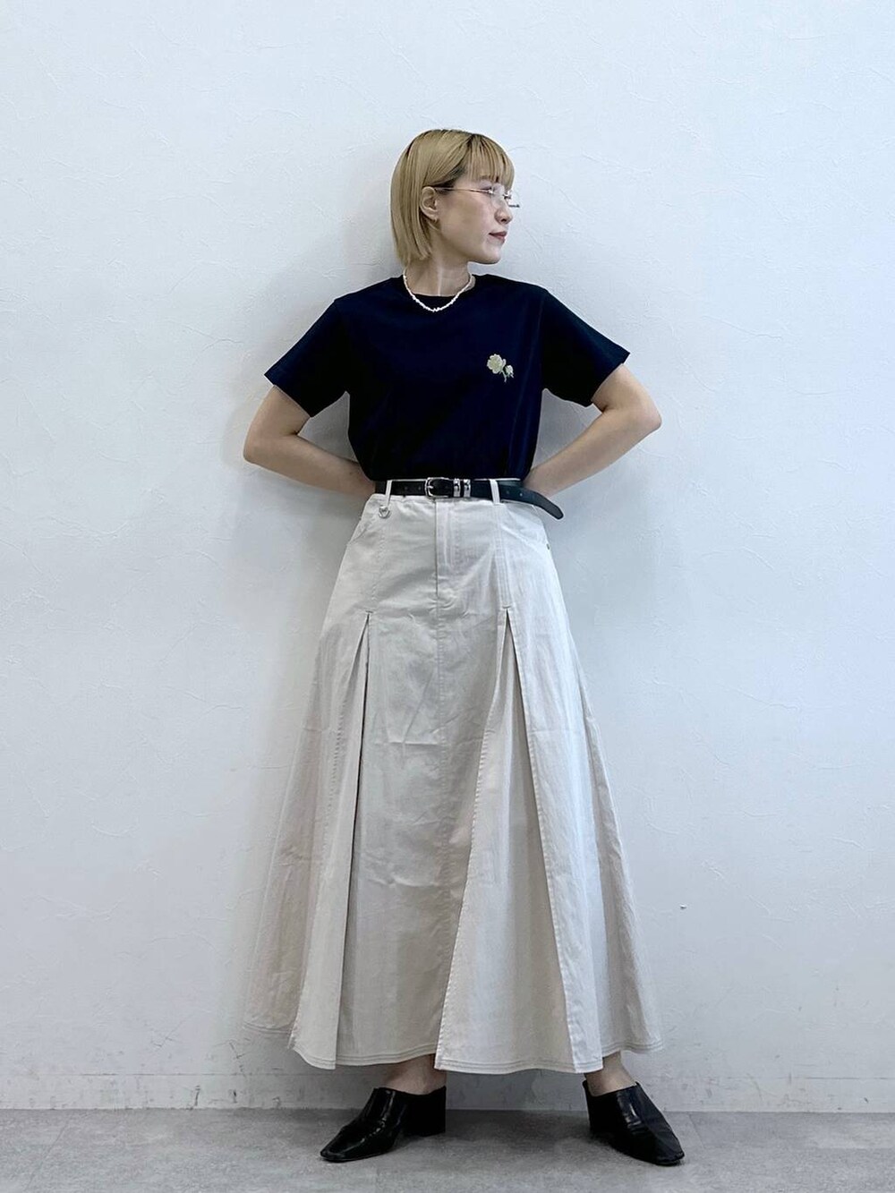 ブルー系のTシャツ/カットソー、ホワイト系のスカートを着用したレディースの夏コーディネートの2枚目の写真