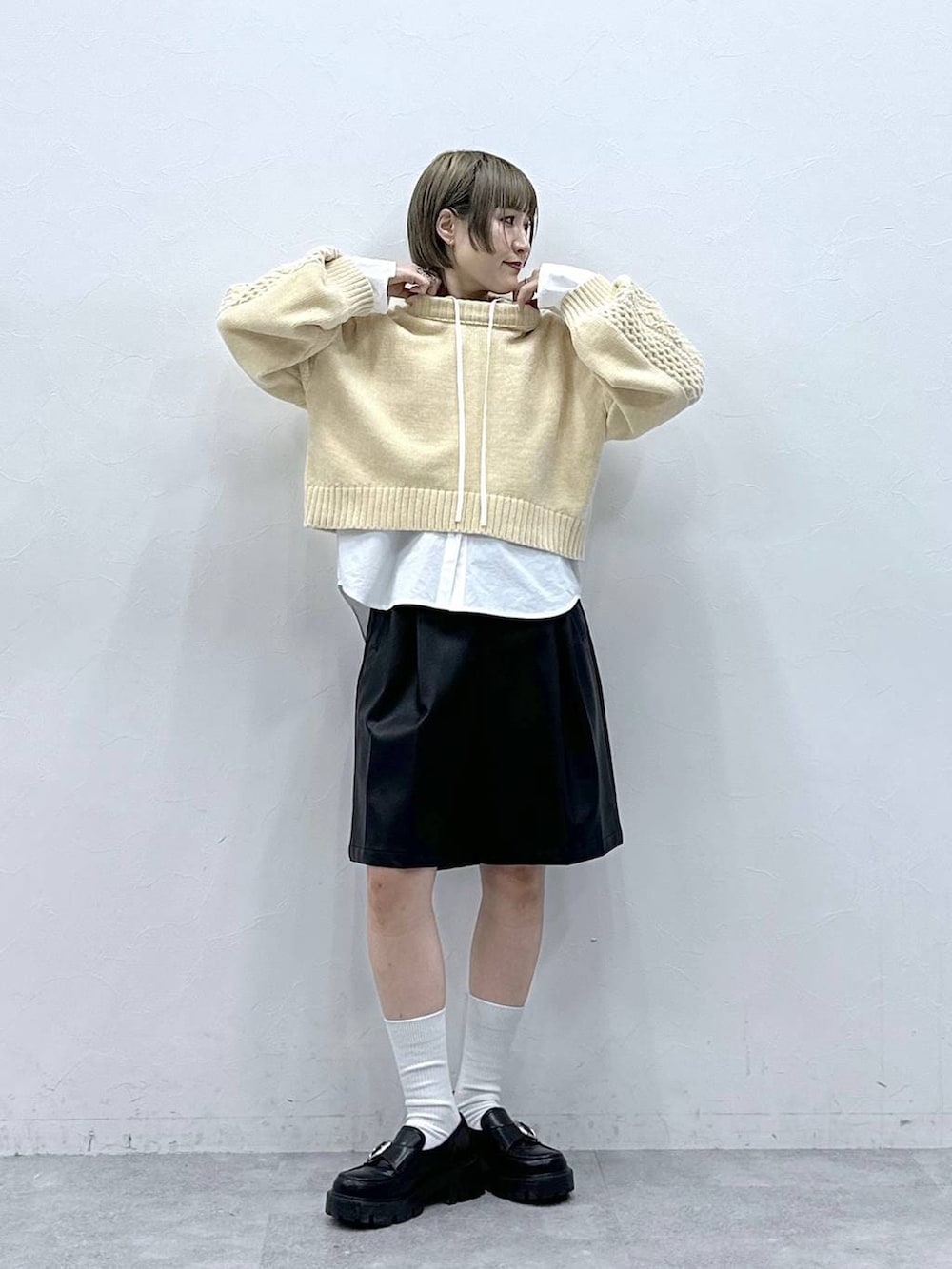 ホワイト系のニット/セーター、その他のローファー、ホワイト系のシャツ/ブラウスを着用したレディースの冬コーディネートの4枚目の写真