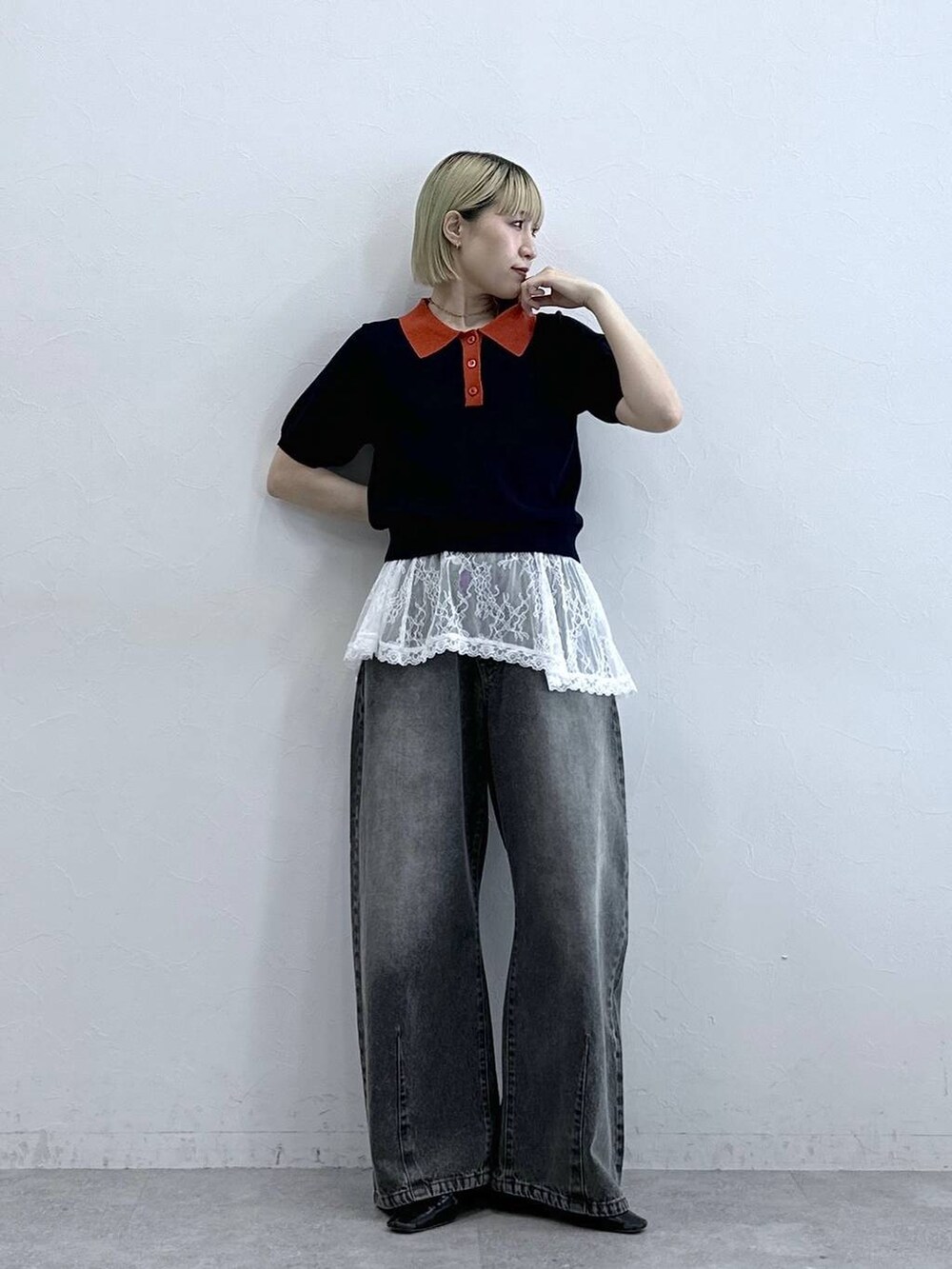 グレー系のデニムパンツ、ブルー系のポロシャツ、ホワイト系のTシャツ/カットソーを着用したレディースの夏コーディネートの2枚目の写真