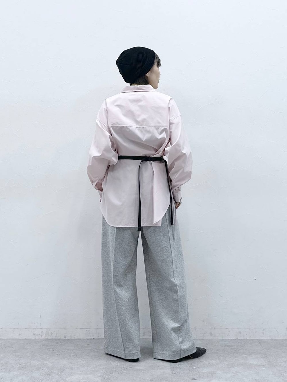 ブラック系のボディバッグ/ウエストポーチ、ピンク系のシャツ/ブラウス、グレー系のスウェットパンツを着用したレディースの春コーディネートの7枚目の写真