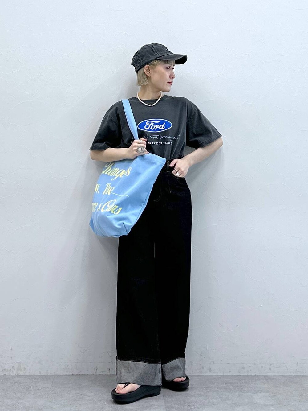 ブラック系のTシャツ/カットソー、ブラック系のデニムパンツ、ピンク系のトートバッグを着用したレディースの夏コーディネートの4枚目の写真