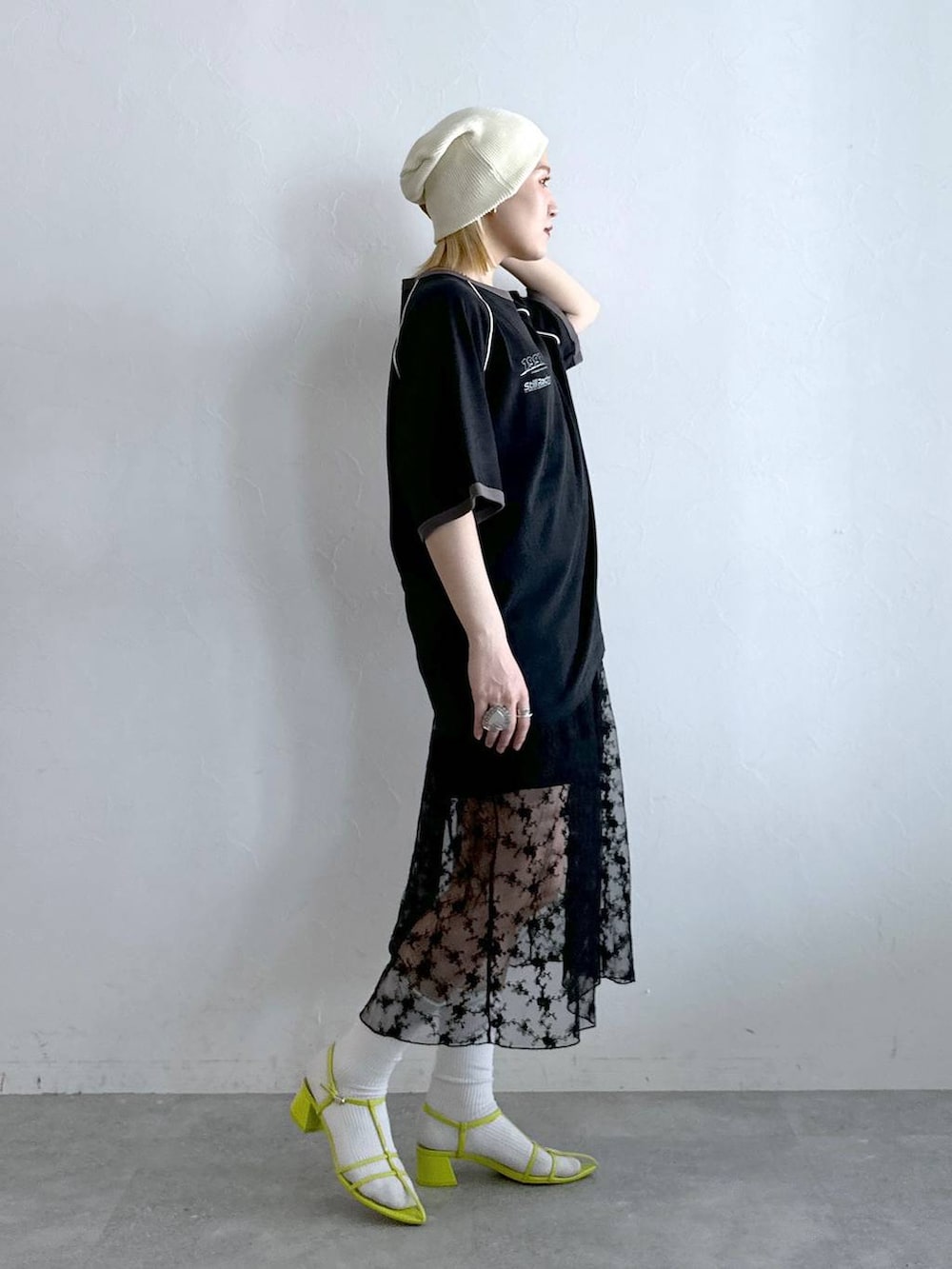 ブラック系のワンピース、ブラック系のTシャツ/カットソーを着用したレディースの夏コーディネートの2枚目の写真