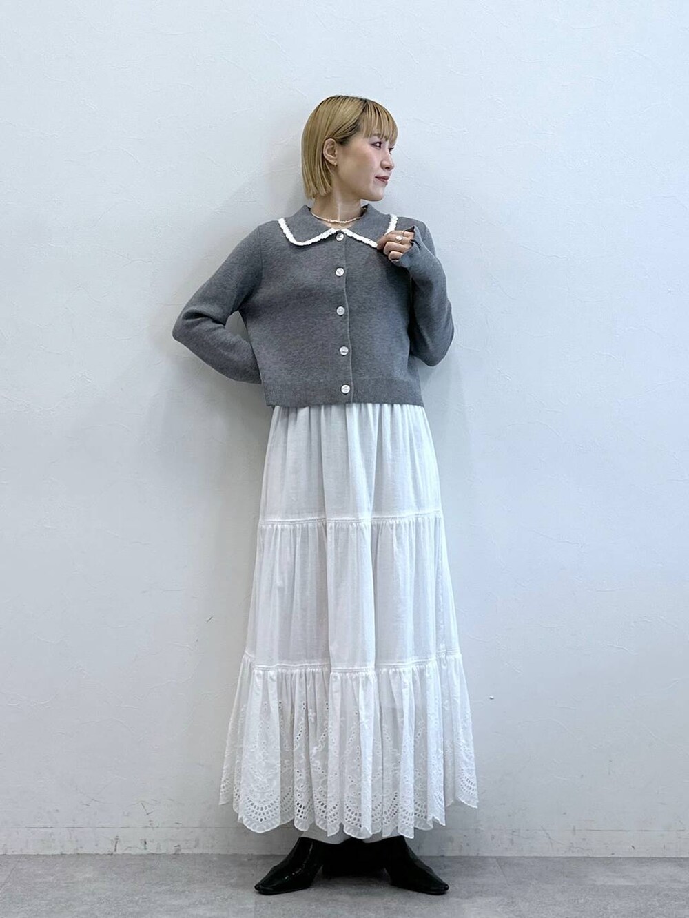 「RAGEBLUEのクロシェカラーショートニットカーディガン（ニット/セーター、グレー系）」を使った、たけおさん（レディース・157cm）の夏コーディネートの4枚目の写真