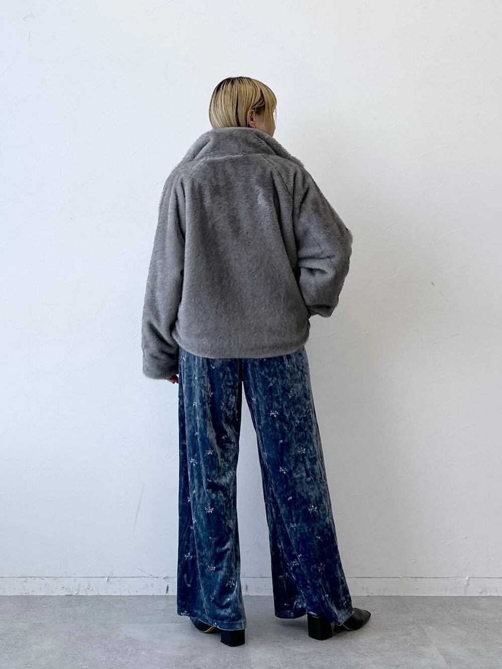 ブルー系のスウェットパンツ、グレー系のブルゾン、ホワイト系のシャツ/ブラウスを着用したレディースの冬コーディネートの5枚目の写真