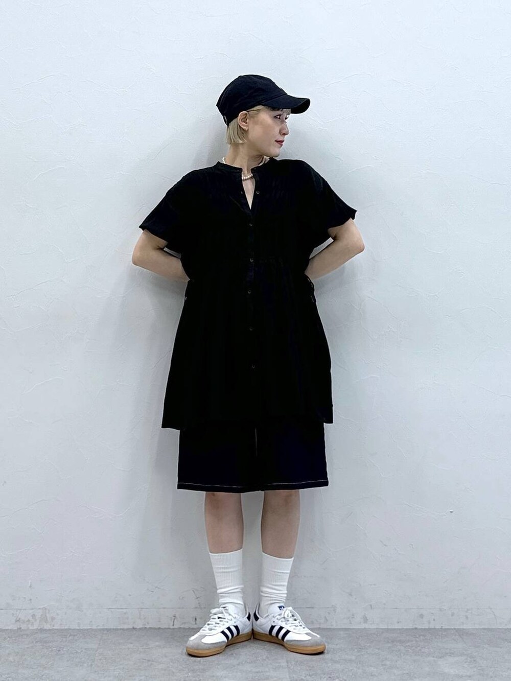 ブラック系のシャツ/ブラウス、ブルー系のデニムパンツを着用したレディースの夏コーディネートの3枚目の写真