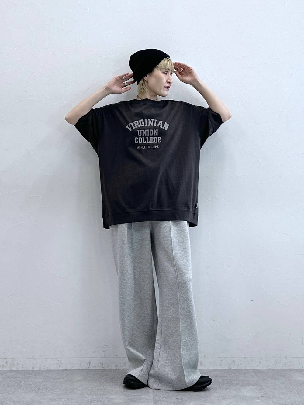 ブラック系のTシャツ/カットソー、グレー系のスウェットパンツ、ブラック系のニットキャップ/ビーニーを着用したレディースの夏コーディネートの3枚目の写真