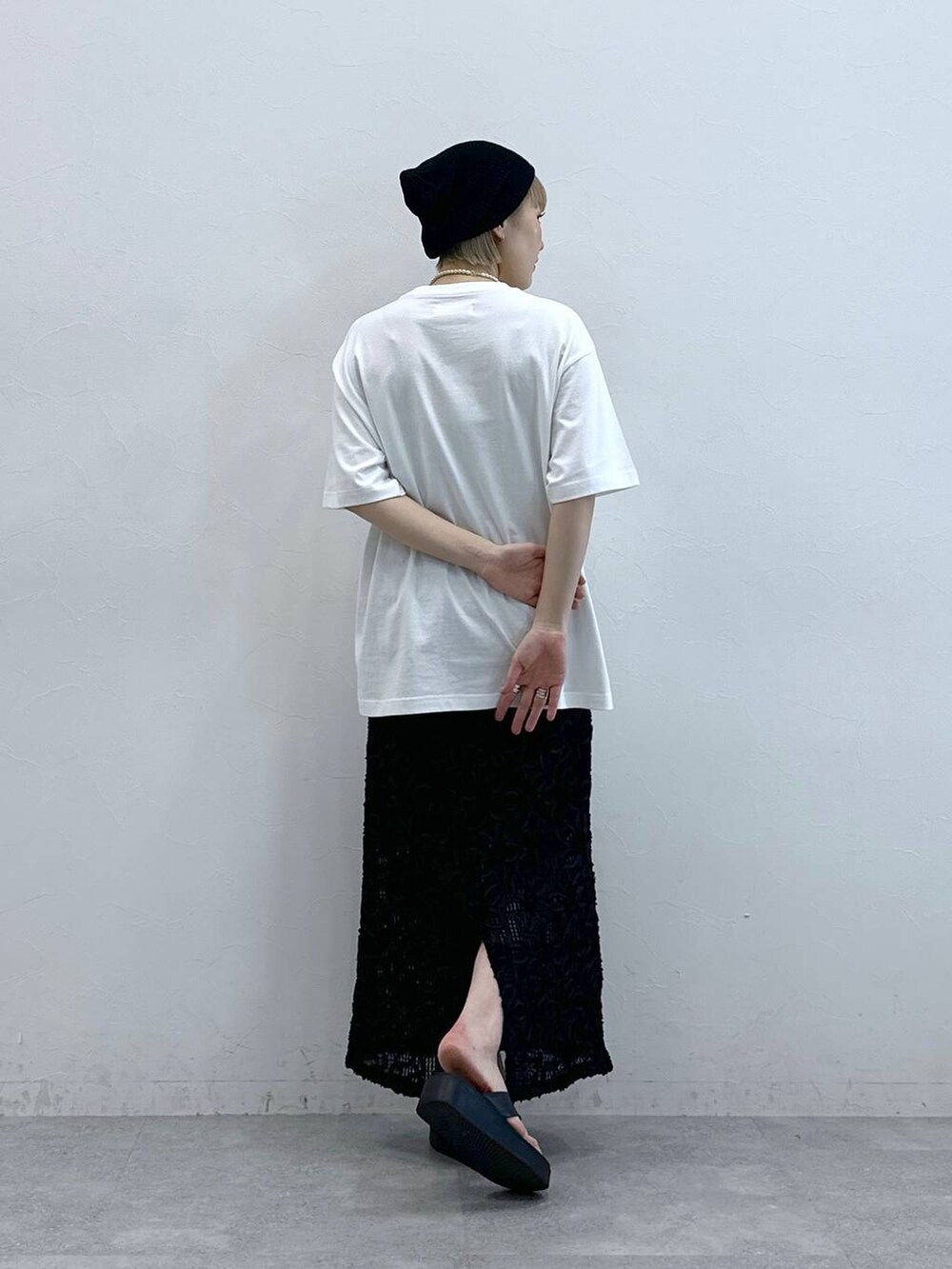 ブラック系のスカート、ブラック系のニットキャップ/ビーニーを着用したレディースの夏コーディネートの5枚目の写真