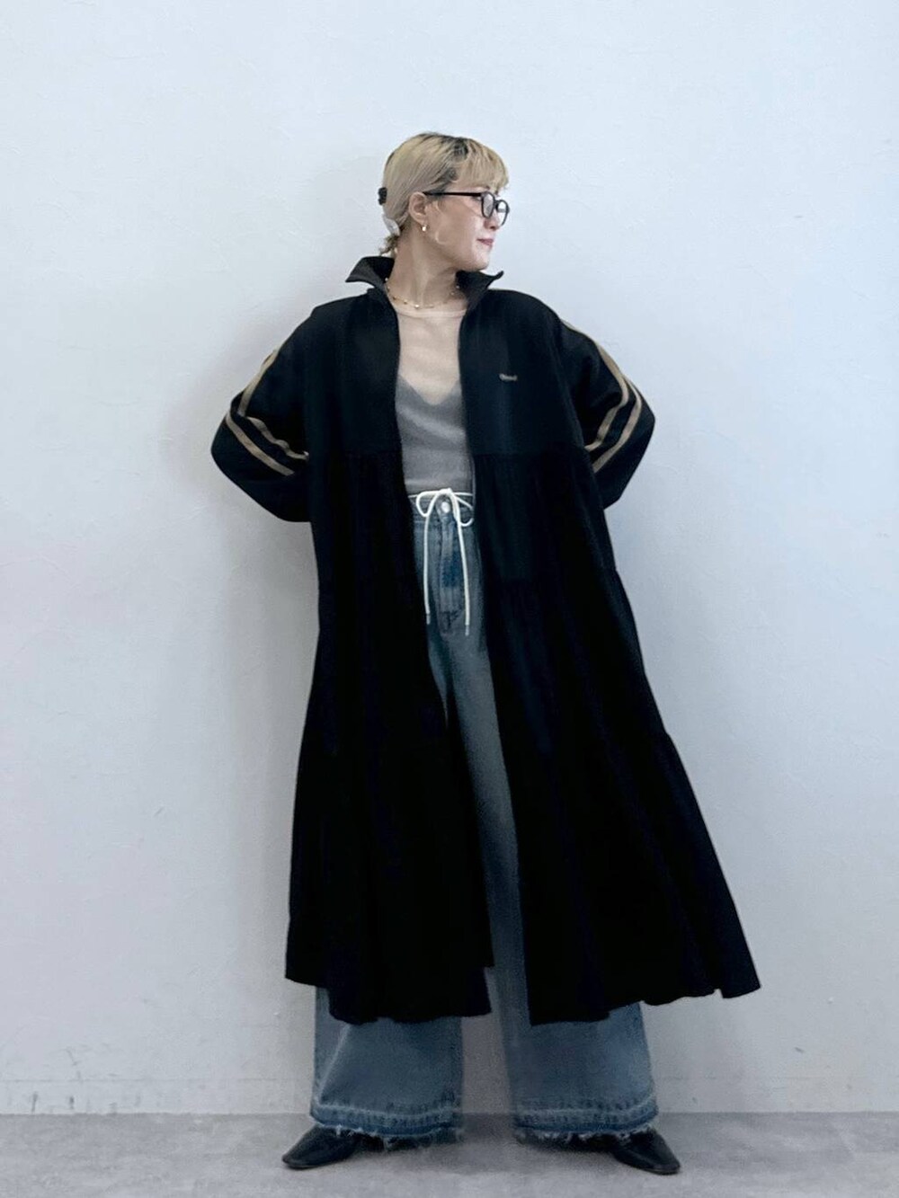 ブルー系のデニムパンツ、ホワイト系のTシャツ/カットソー、その他のヘアピンを着用したレディースの秋コーディネートの5枚目の写真