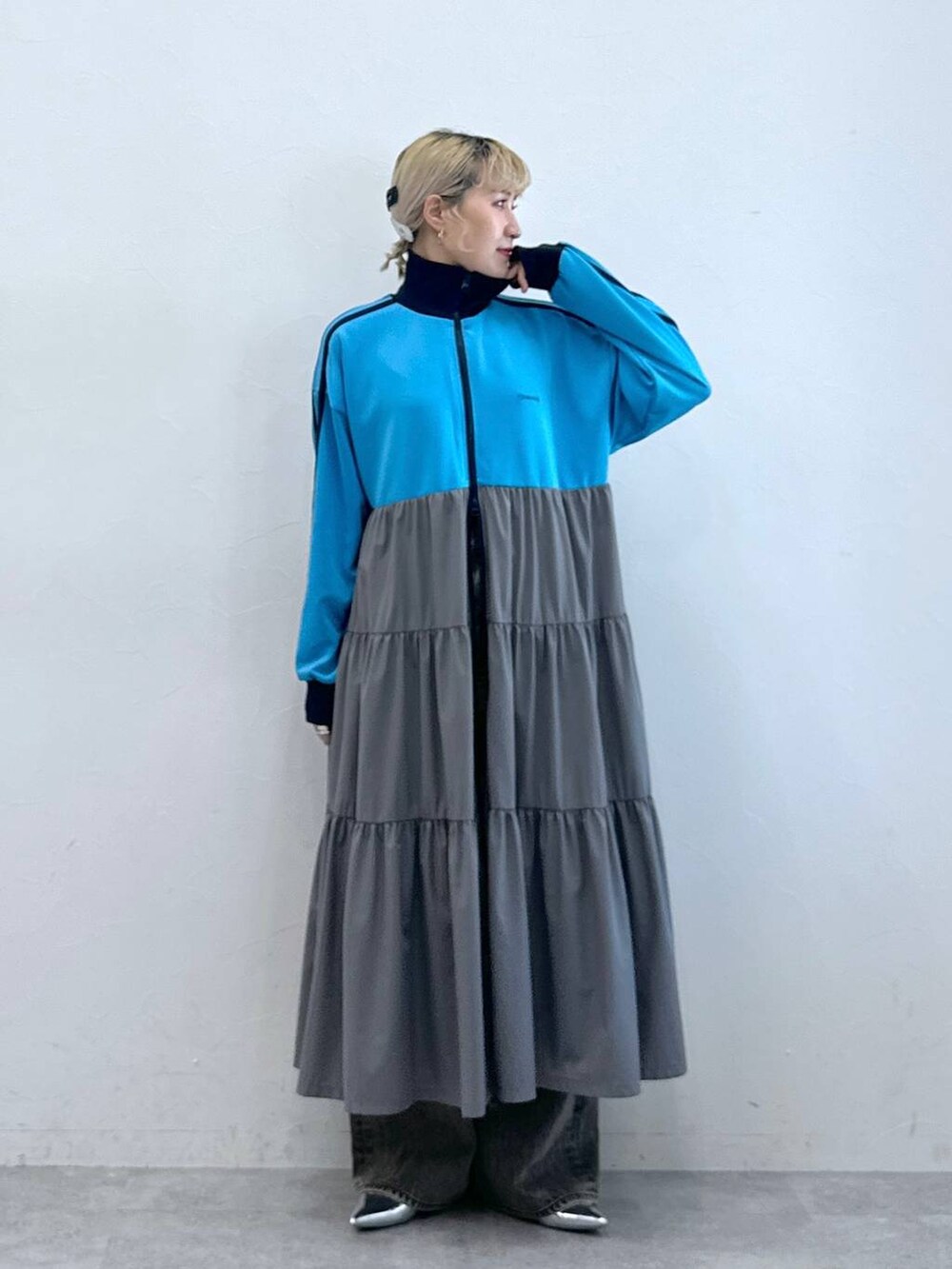 シルバー系のパンプス、ブラック系のデニムパンツ、その他のヘアピンを着用したレディースの秋コーディネートの6枚目の写真