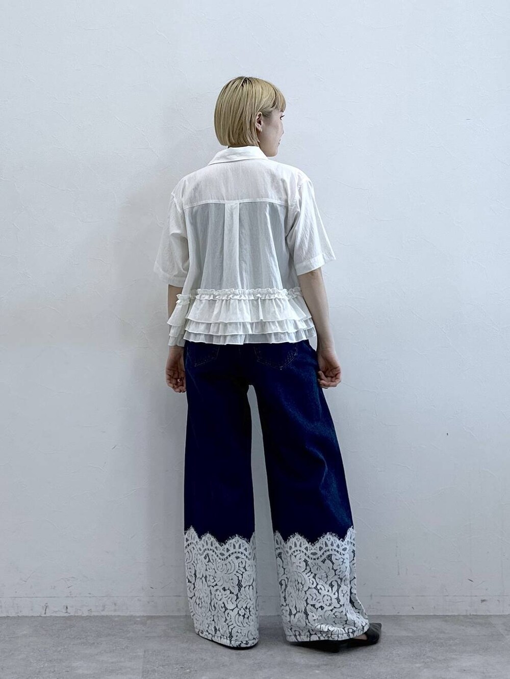 ブルー系のデニムパンツ、ブラック系のキャミソール、ホワイト系のシャツ/ブラウスを着用したレディースの春コーディネートの6枚目の写真