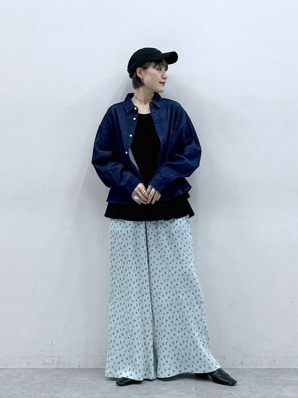 ブルー系のシャツ/ブラウス、ブルー系のスラックス、グレー系のタンクトップを着用したレディースの春コーディネートの2枚目の写真