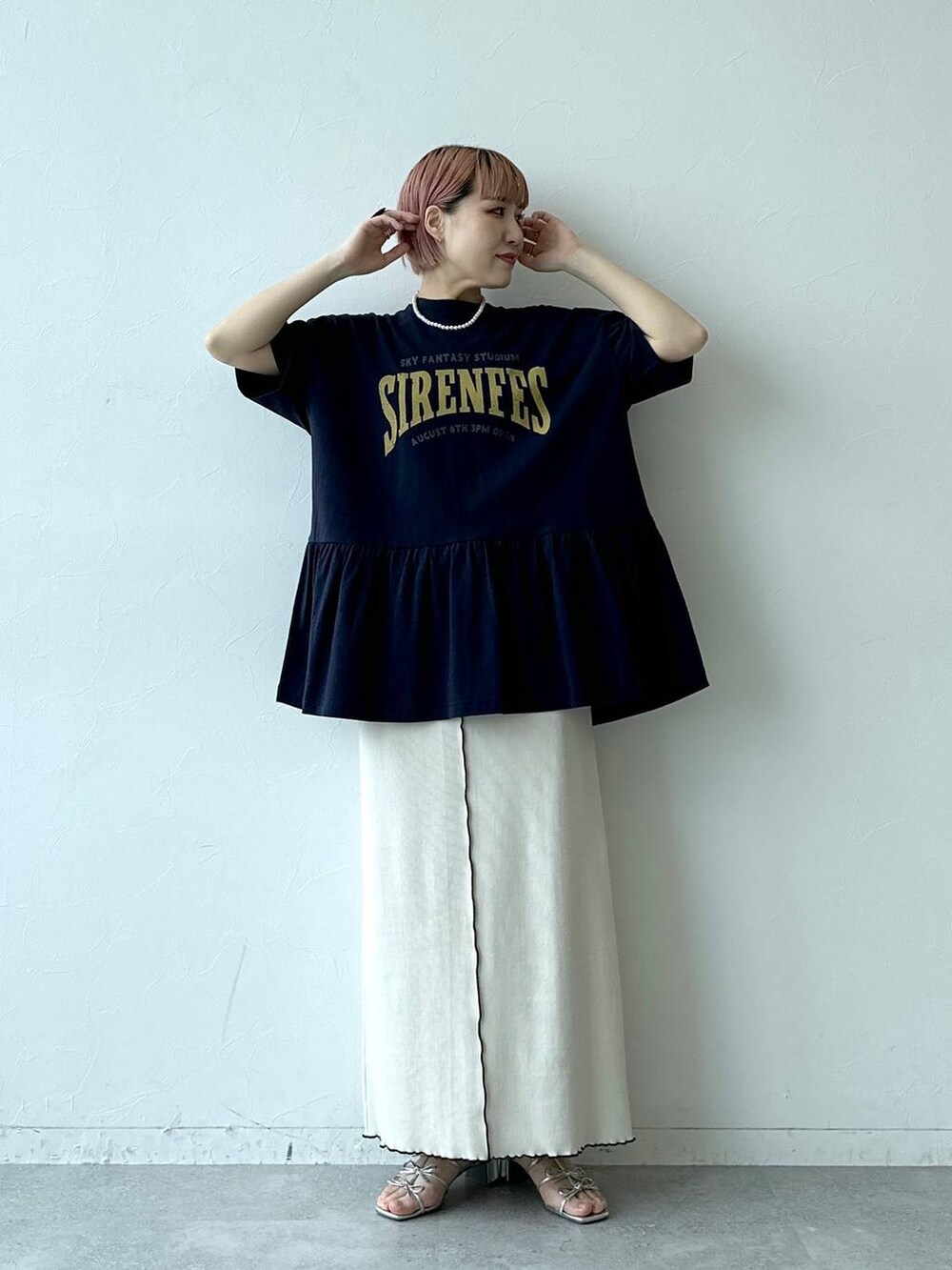 ブルー系のTシャツ/カットソー、ホワイト系のスカートを着用したレディースの春コーディネートの4枚目の写真