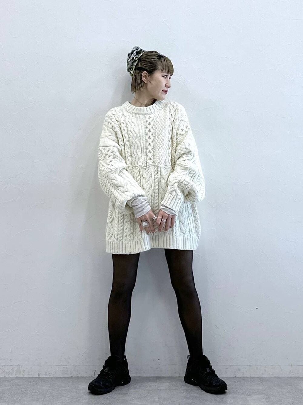ホワイト系のニット/セーターを着用したレディースの冬コーディネートの3枚目の写真