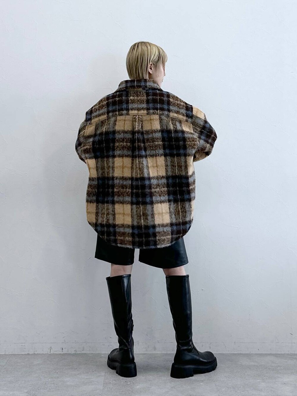 ブラック系のブーツ、ブラック系のスラックス、ブラウン系のブルゾンを着用したレディースの秋コーディネートの5枚目の写真