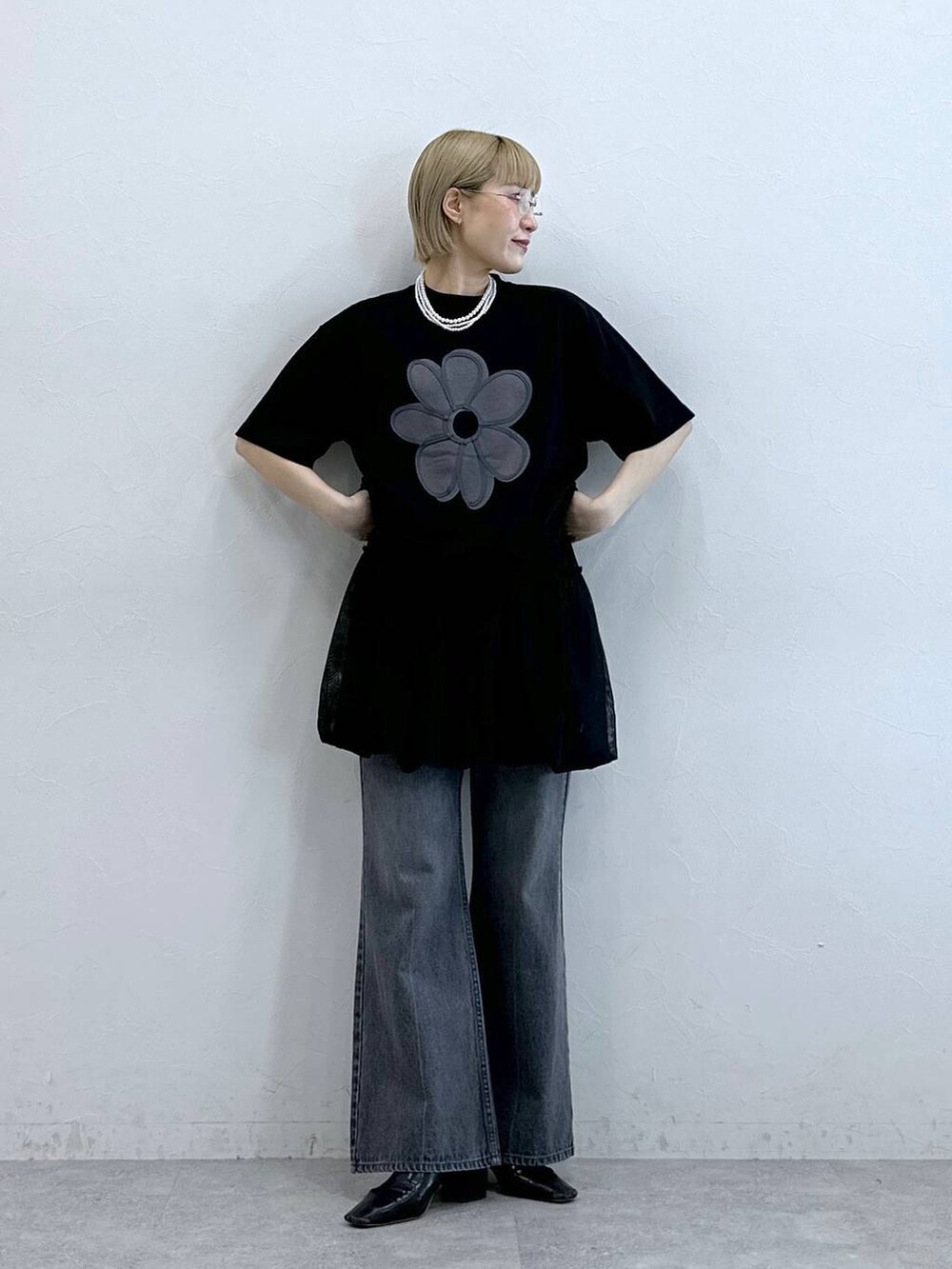 ブラック系のTシャツ/カットソー、グレー系のデニムパンツ、ブラック系のスカートを着用したレディースの夏コーディネートの3枚目の写真