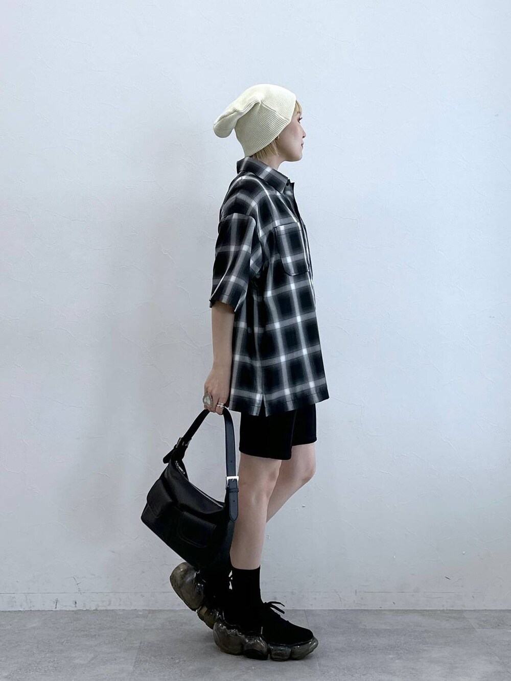 ブラック系のその他パンツ、ブラック系のシャツ/ブラウスを着用したレディースの夏コーディネートの2枚目の写真