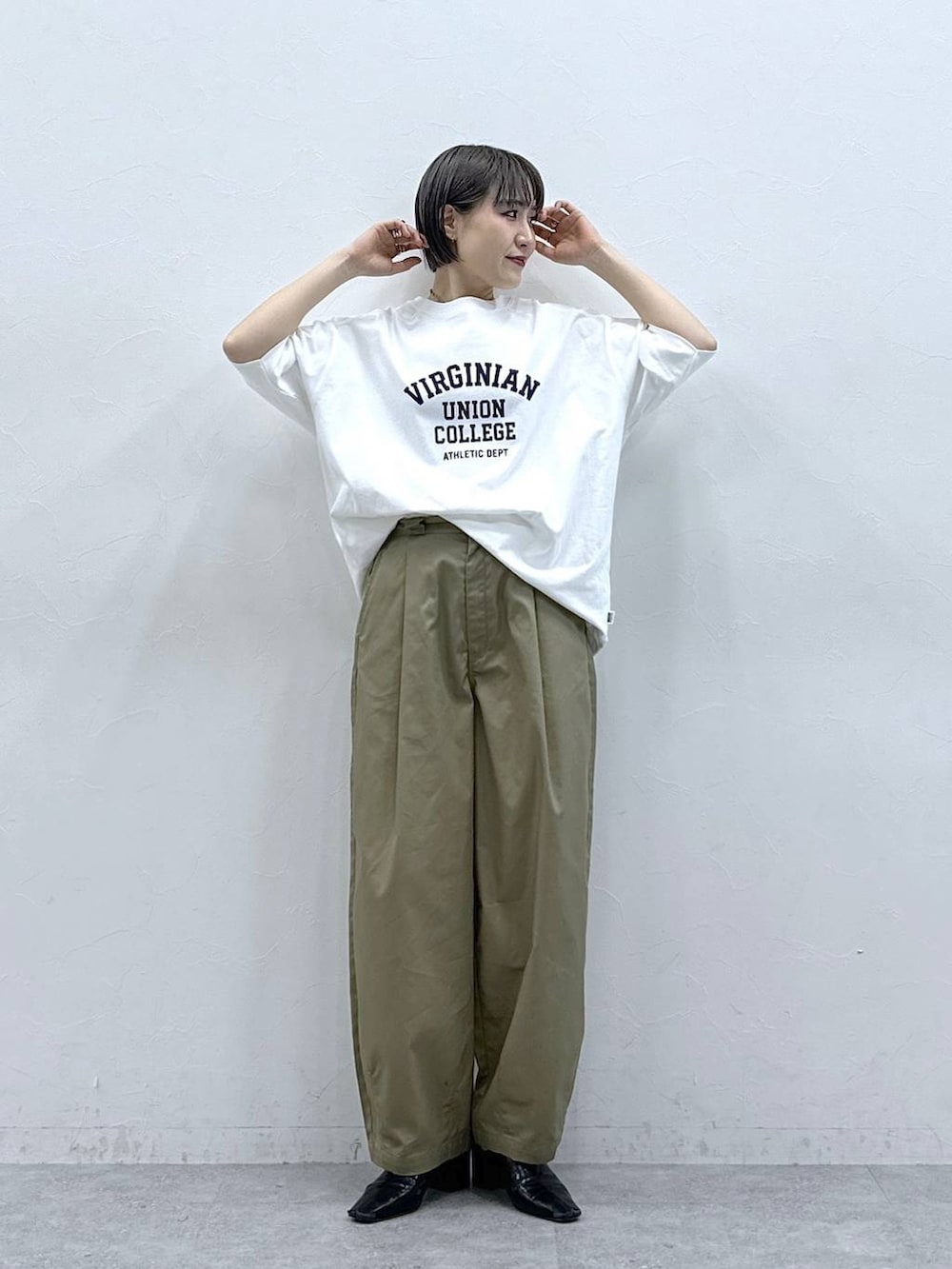 ベージュ系のチノパンツ、ホワイト系のTシャツ/カットソーを着用したレディースの春コーディネートの3枚目の写真