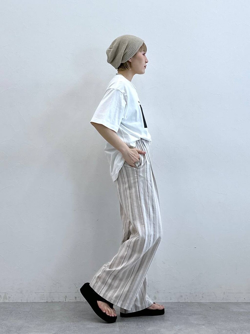 ベージュ系のその他パンツ、ベージュ系のニットキャップ/ビーニーを着用したレディースの夏コーディネートの5枚目の写真