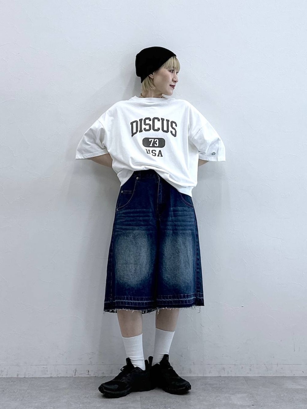 ブルー系のデニムパンツ、ホワイト系のTシャツ/カットソー、ブラック系のニットキャップ/ビーニーを着用したレディースの夏コーディネートの2枚目の写真