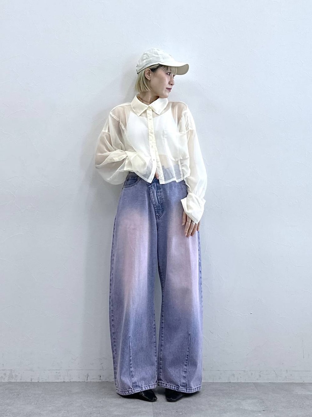 ホワイト系のシャツ/ブラウス、ピンク系のデニムパンツ、ホワイト系のブラジャーを着用したレディースの夏コーディネートの3枚目の写真