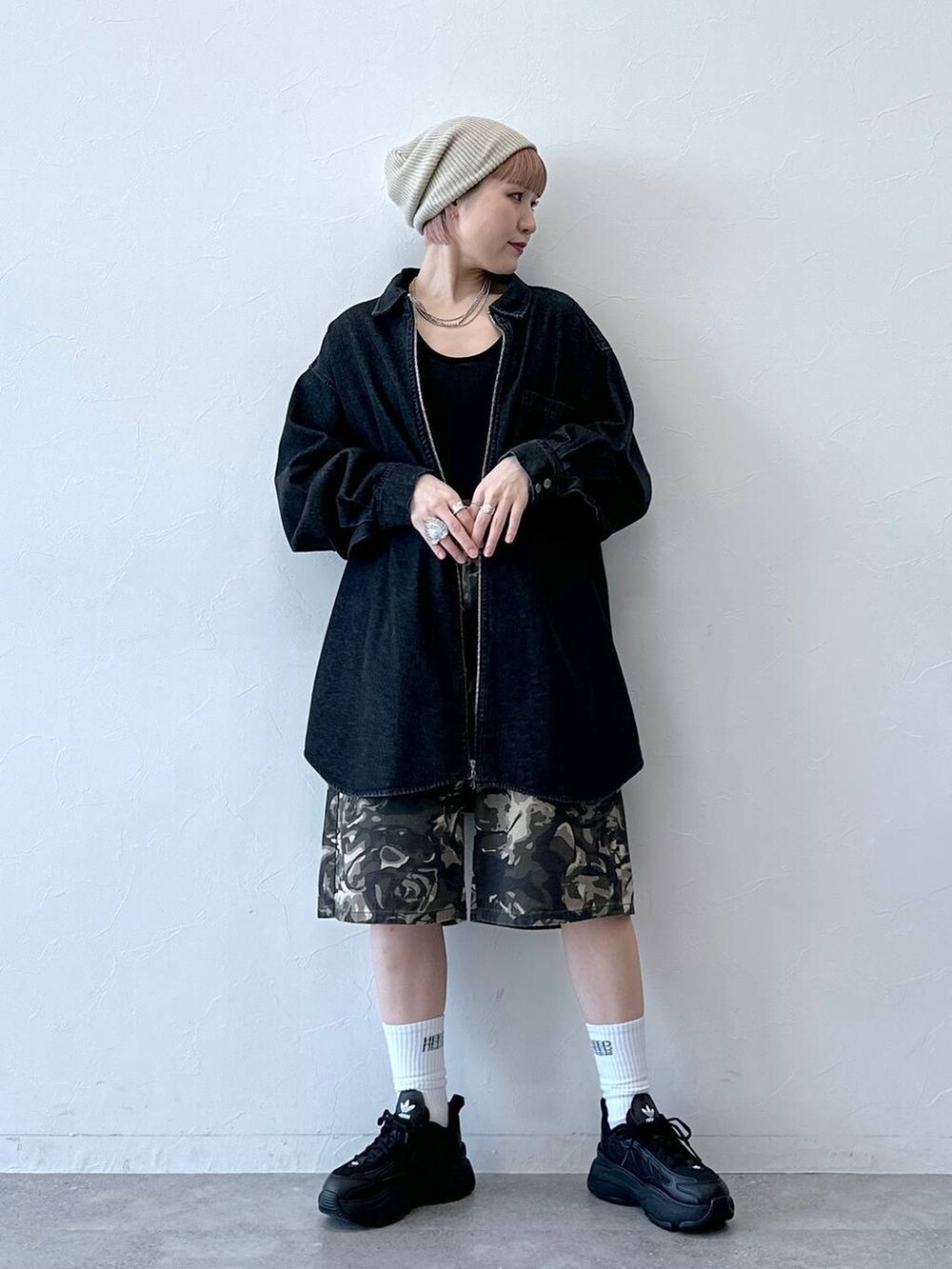 「RAGEBLUEの【UNISEX】 overdyed denim loose shirt/選べる着丈/Wジップオーバーダイ加工デニムルーズシャツ（シャツ/ブラウス、ブラック系）」を使った、たけおさん（レディース・157cm）の春コーディネートの3枚目の写真