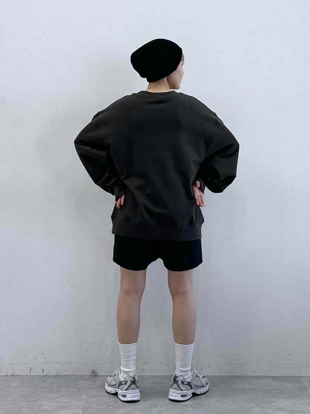 ブラック系のチノパンツ、ブラック系のスウェットを着用したレディースの冬コーディネートの4枚目の写真