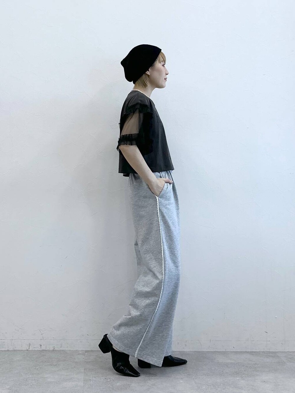 グレー系のスウェットパンツ、グレー系のTシャツ/カットソー、ブラック系のニットキャップ/ビーニーを着用したレディースの夏コーディネートの5枚目の写真