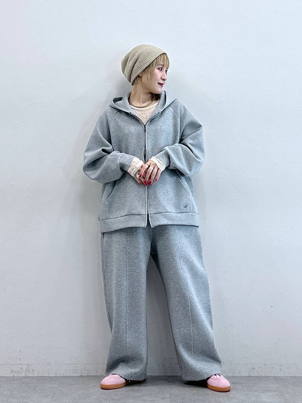 ホワイト系のTシャツ/カットソー、グレー系のパーカー、グレー系のスウェットパンツを着用したレディースの秋コーディネートの2枚目の写真