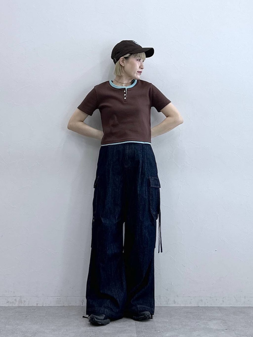 ブルー系のデニムパンツ、ブラウン系のTシャツ/カットソーを着用したレディースの夏コーディネートの2枚目の写真