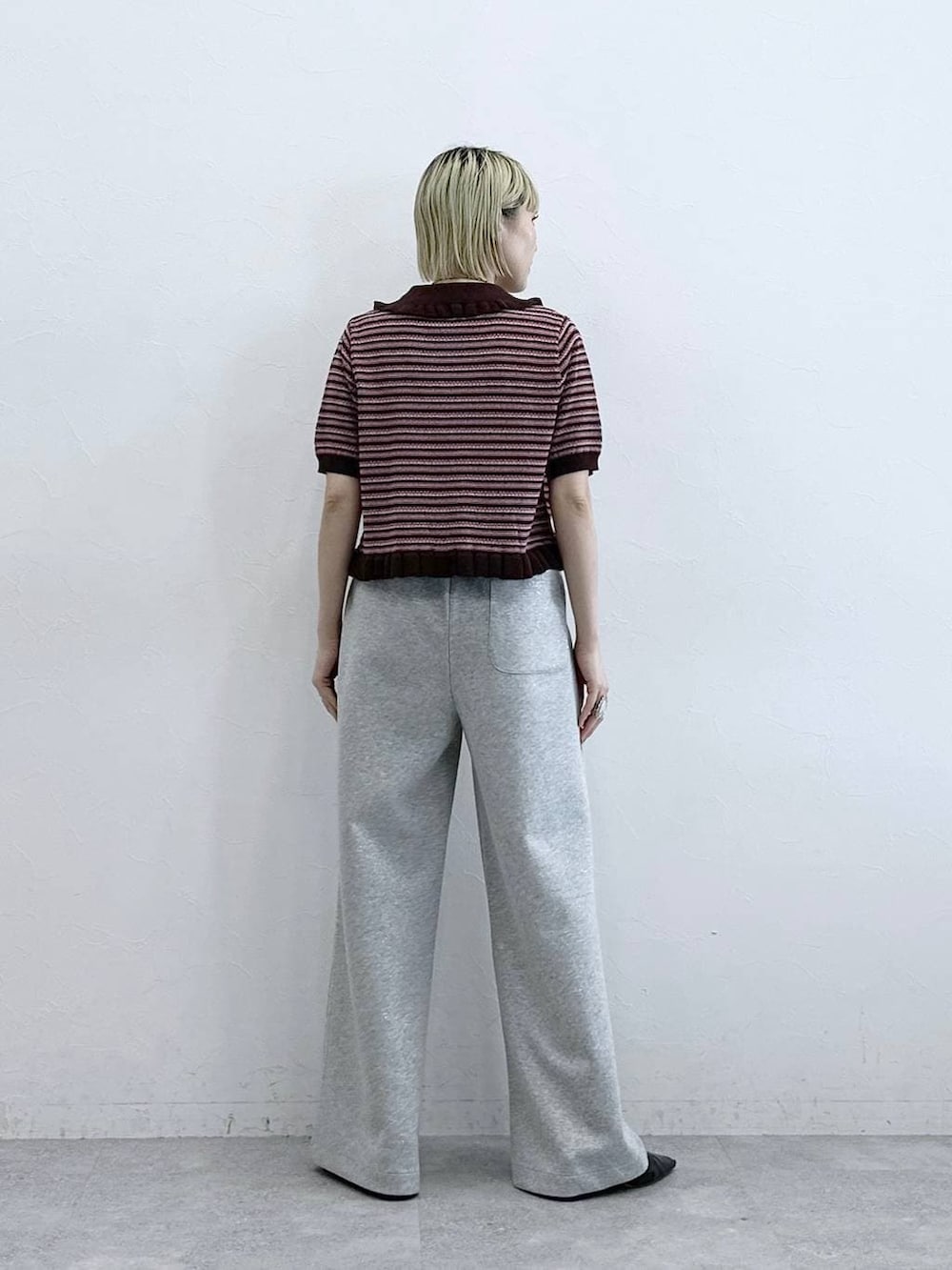 ブラウン系のカーディガン/ボレロ、グレー系のスウェットパンツを着用したレディースの夏コーディネートの5枚目の写真