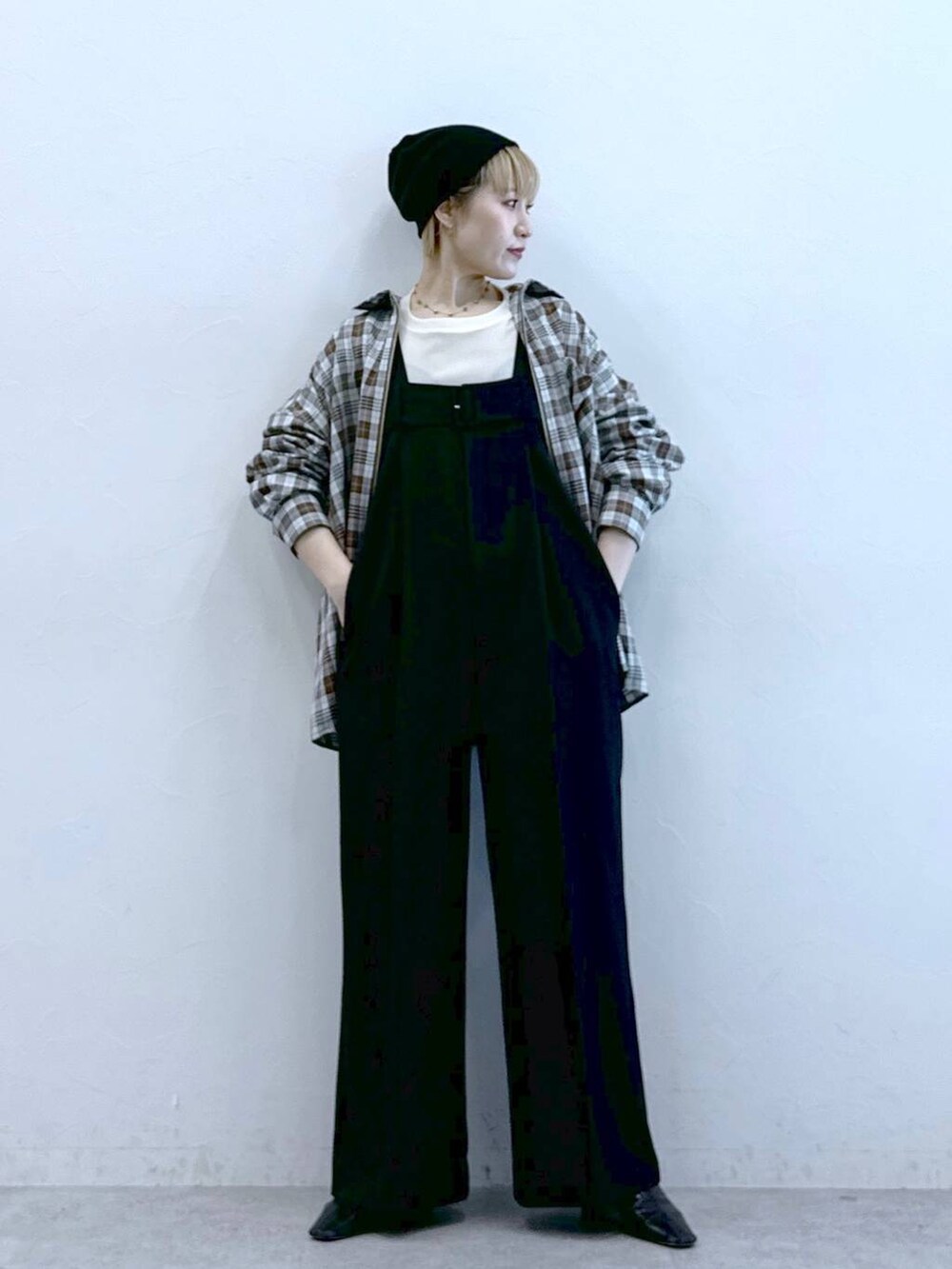 グレー系のシャツ/ブラウス、ブラック系のサロペット/オーバーオールを着用したレディースの冬コーディネートの2枚目の写真