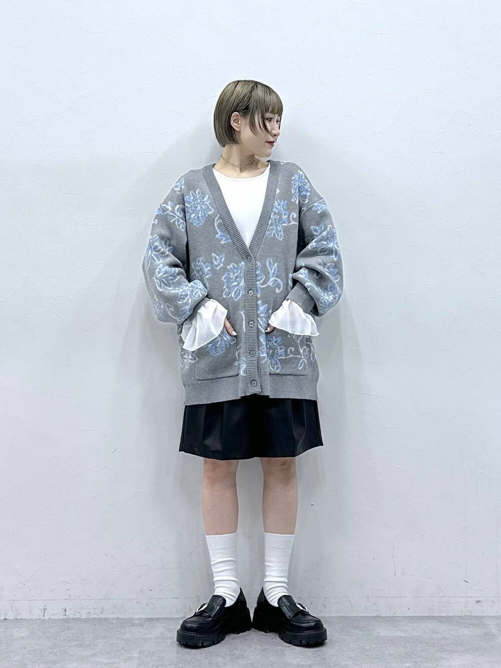 その他のローファー、ブラック系のその他パンツ、グレー系のニット/セーターを着用したレディースの冬コーディネートの3枚目の写真