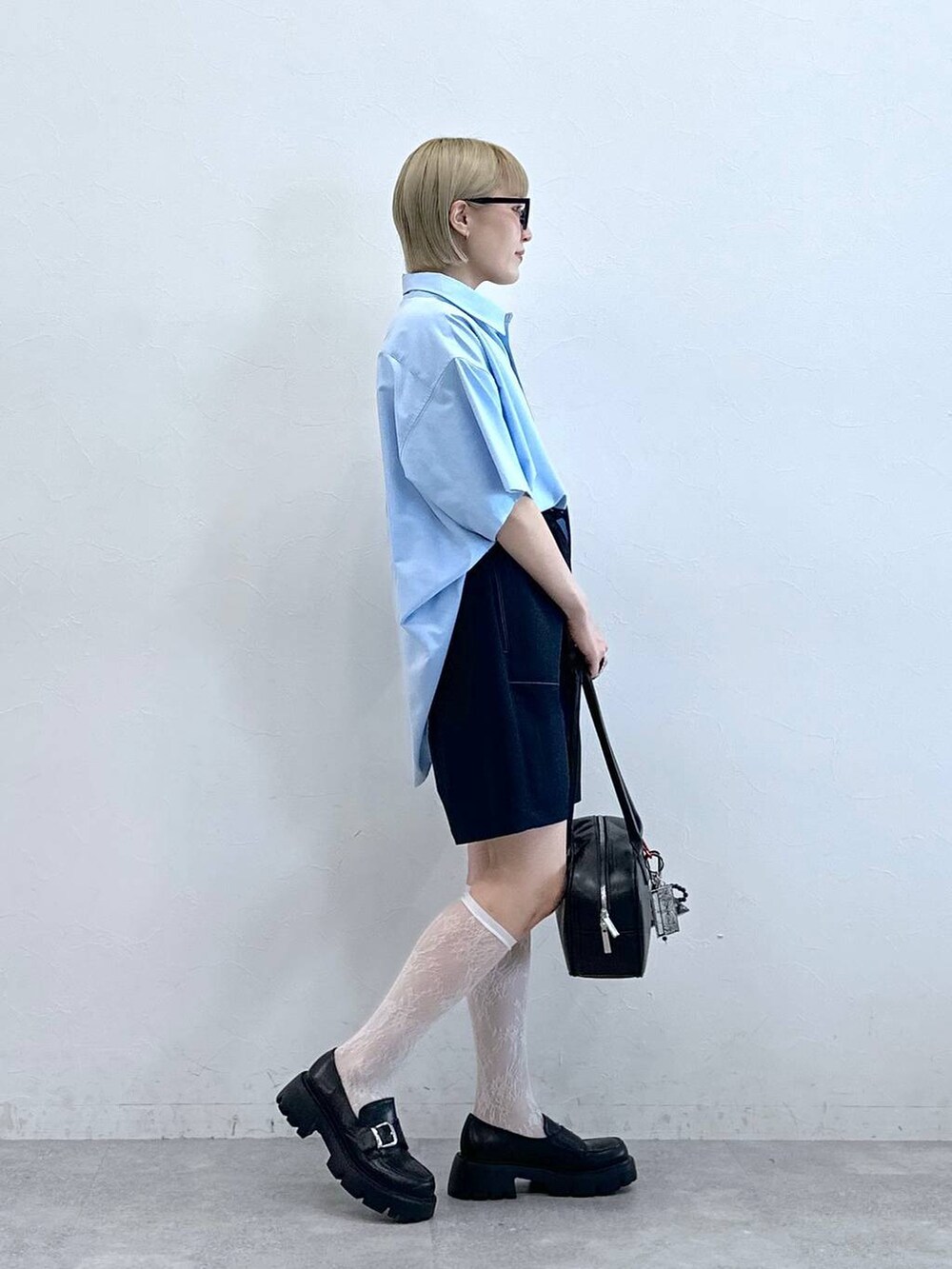 ブルー系のスラックス、グレー系のメガネを着用したレディースの夏コーディネートの4枚目の写真