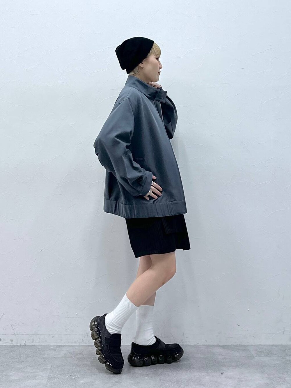 ブラック系のスカート、グレー系のブルゾンを着用したレディースの冬コーディネートの4枚目の写真