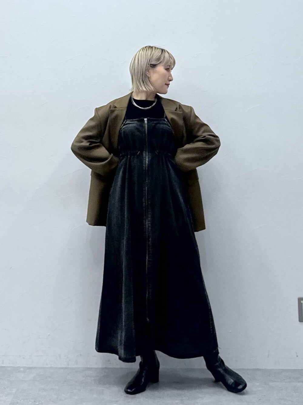 ブラック系のワンピース、ブラウン系のテーラードジャケット、ブラック系のTシャツ/カットソーを着用したレディースの夏コーディネートの3枚目の写真