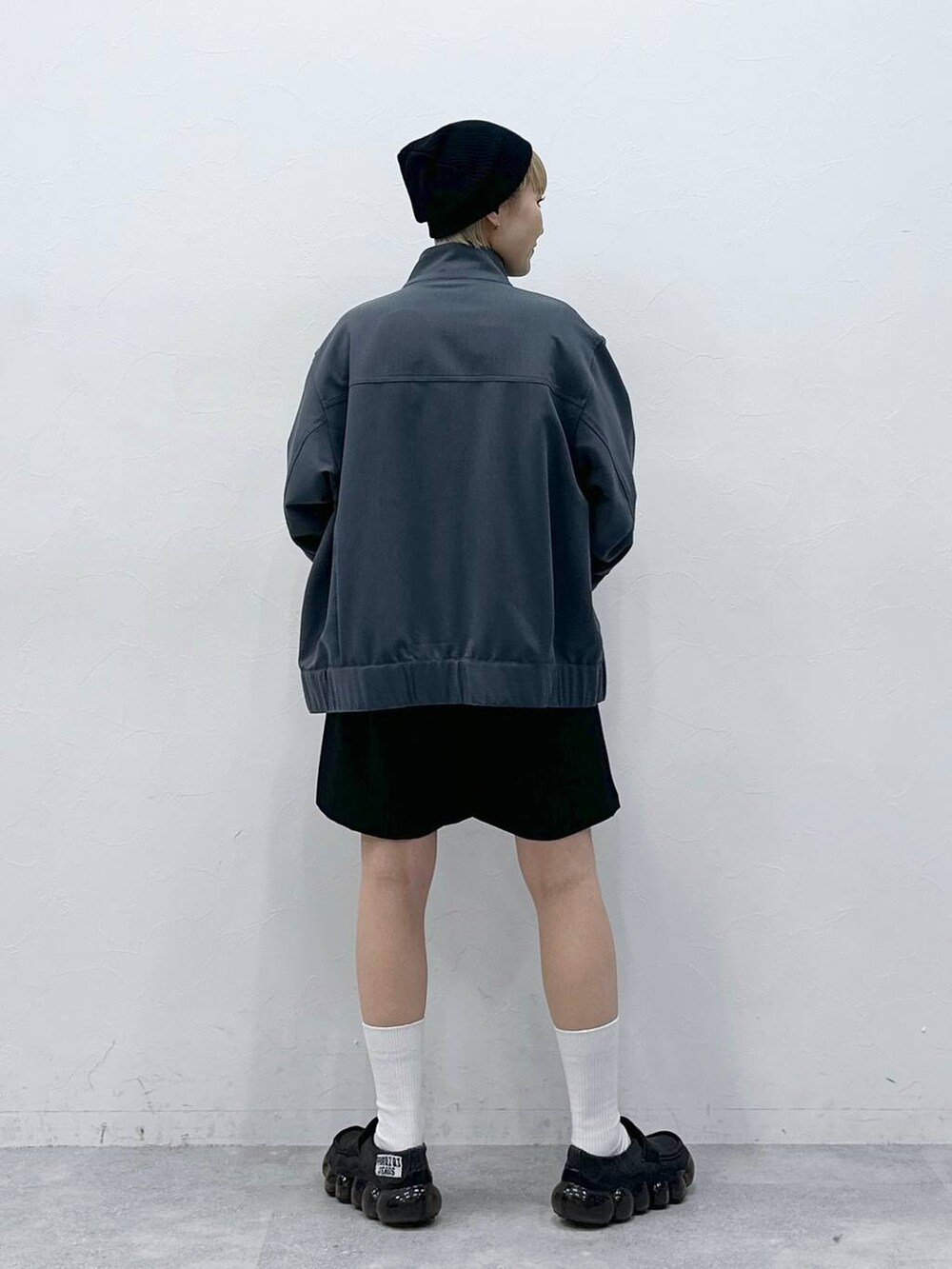 ブラック系のスカート、グレー系のブルゾンを着用したレディースの冬コーディネートの5枚目の写真