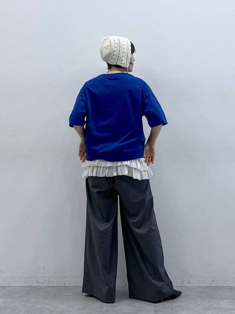 ホワイト系のキャミソール、ブルー系のTシャツ/カットソー、グレー系のスラックスを着用したレディースの春コーディネートの6枚目の写真