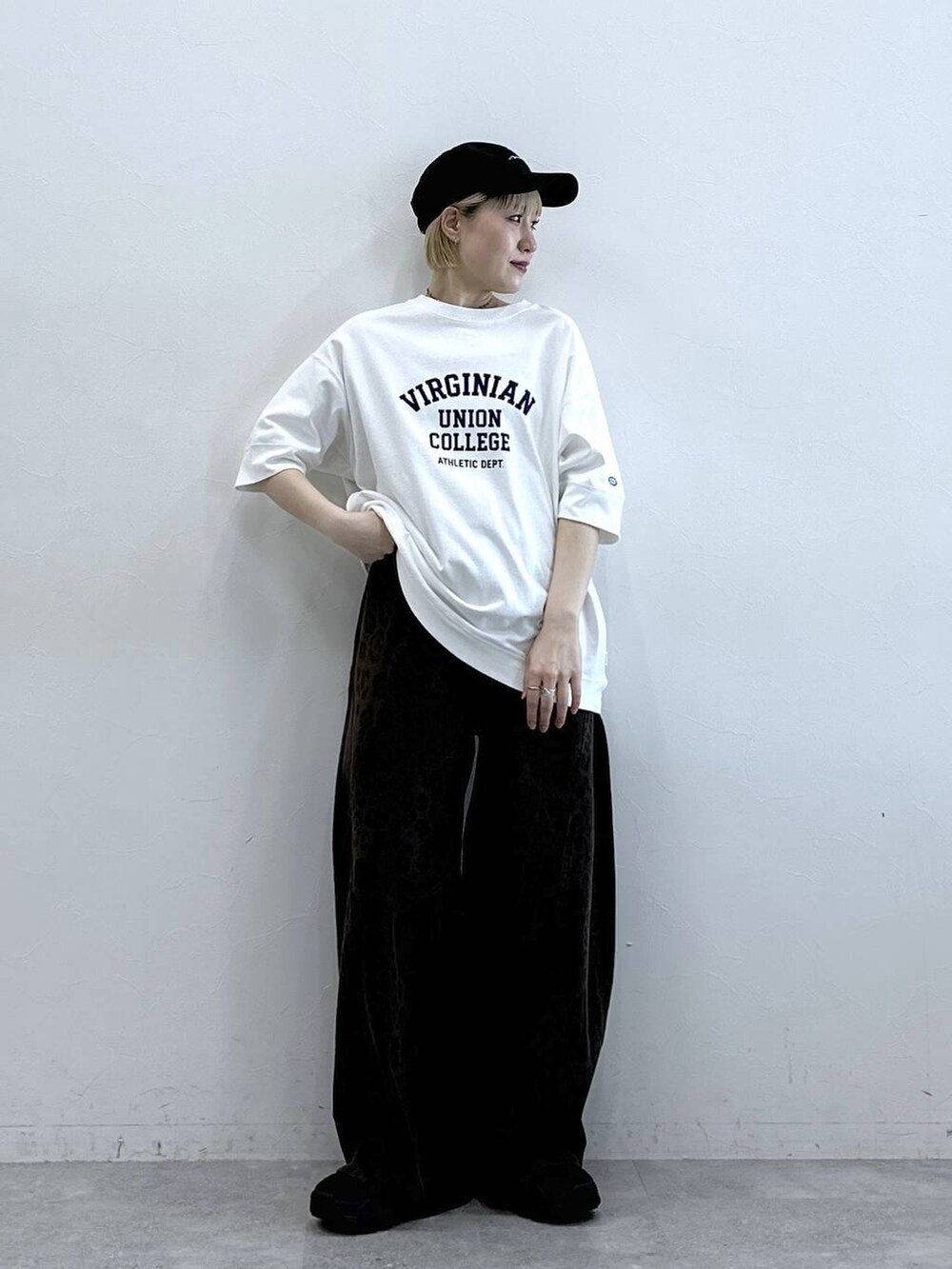 ホワイト系のTシャツ/カットソー、ブラック系のサンダル、ブラウン系のデニムパンツを着用したレディースの春コーディネートの3枚目の写真