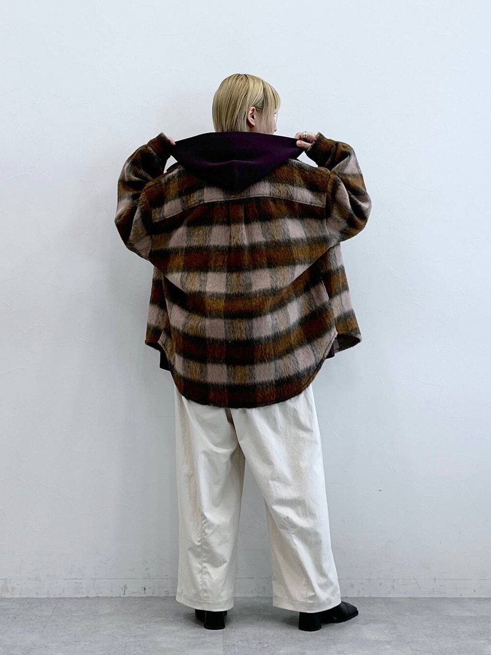 ホワイト系のTシャツ/カットソー、ホワイト系のチノパンツ、ピンク系のブルゾンを着用したレディースの秋コーディネートの6枚目の写真