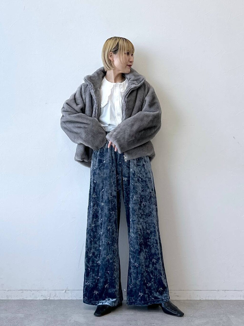 ブルー系のスウェットパンツ、グレー系のブルゾン、ホワイト系のシャツ/ブラウスを着用したレディースの冬コーディネートの3枚目の写真