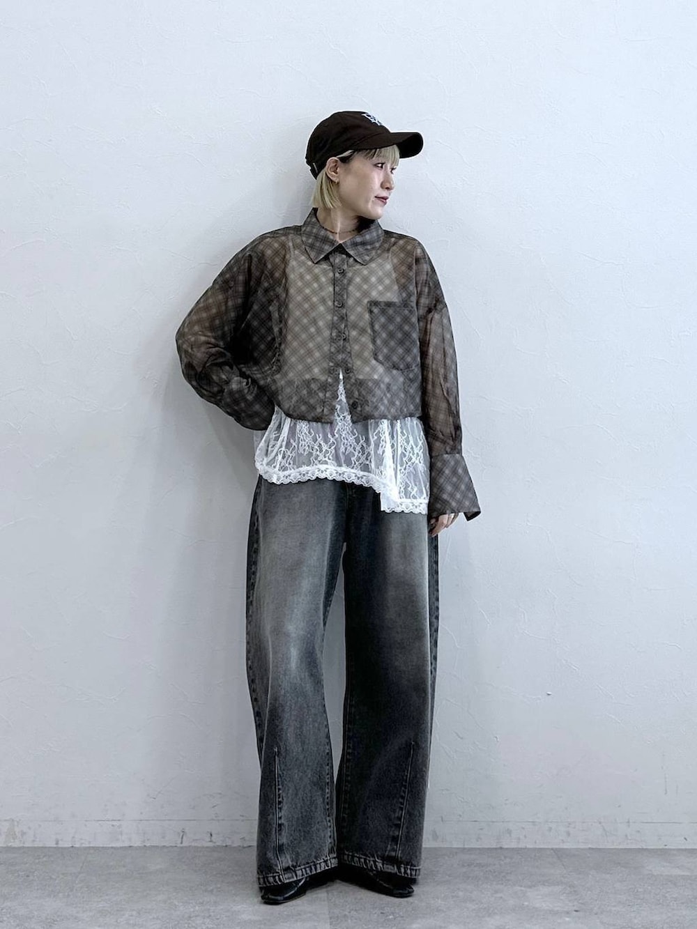 ブラウン系のシャツ/ブラウス、グレー系のデニムパンツ、ホワイト系のTシャツ/カットソーを着用したレディースの夏コーディネートの2枚目の写真