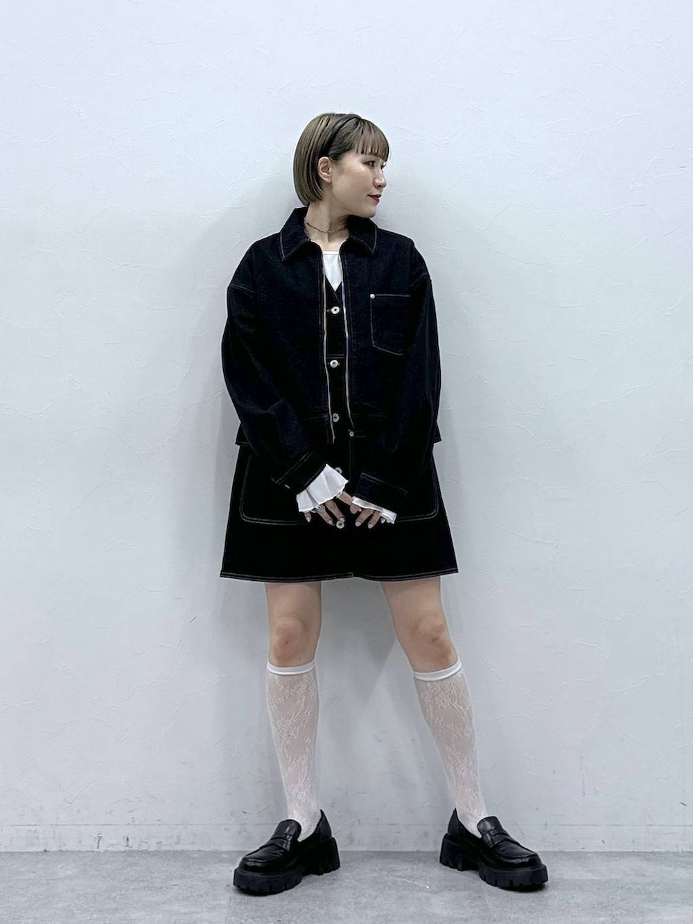 ブラック系のローファー、ブラック系のデニムジャケット、ブラック系のワンピースを着用したレディースの冬コーディネートの2枚目の写真