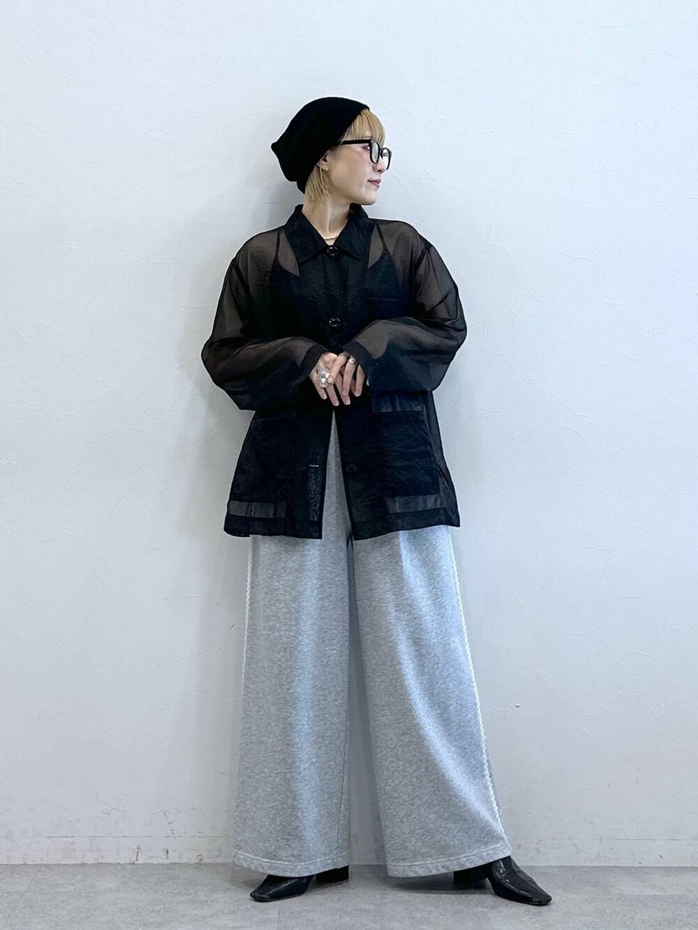 グレー系のスウェットパンツ、ブラック系のシャツ/ブラウス、ブラック系のニットキャップ/ビーニーを着用したレディースの夏コーディネートの2枚目の写真