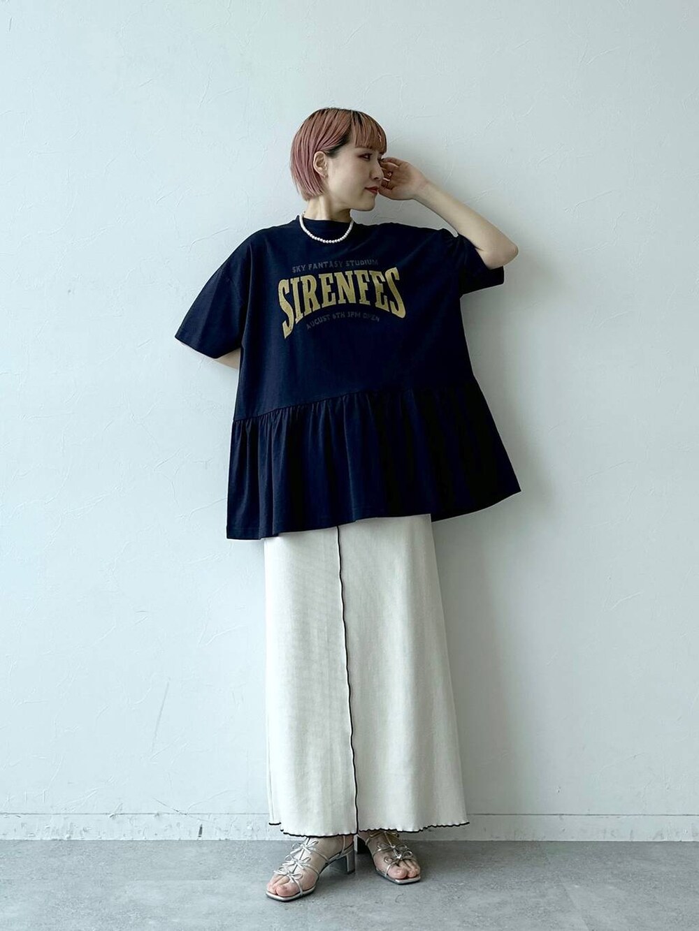 ブルー系のTシャツ/カットソー、ホワイト系のスカートを着用したレディースの春コーディネートの5枚目の写真