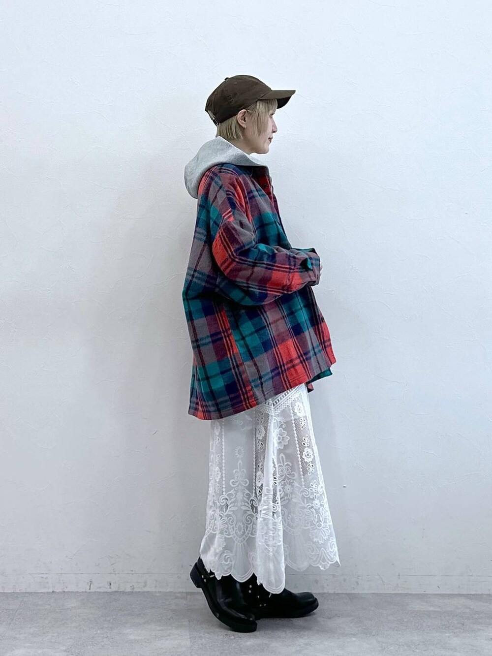 レッド系のシャツ/ブラウス、ブラック系のブーツ、ホワイト系のスカートを着用したレディースの秋コーディネートの5枚目の写真