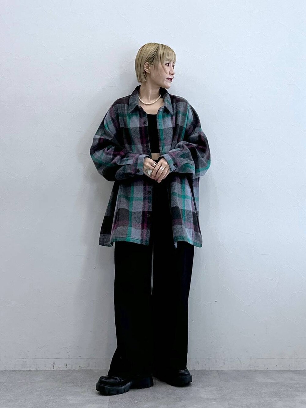 ブラック系のデニムパンツ、その他のローファー、グレー系のシャツ/ブラウスを着用したレディースの秋コーディネートの3枚目の写真